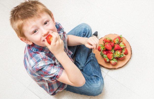 Criança feliz é comer morango fresco