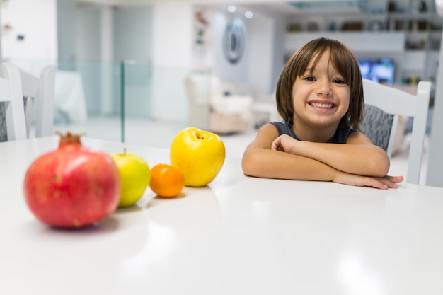 Foto criança feliz em casa