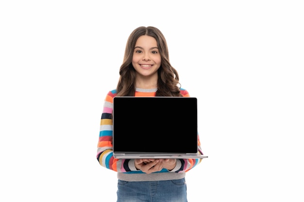 Criança feliz estuda educação on-line fazendo apresentação na educação da tela do espaço da cópia do computador