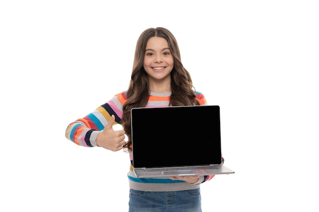 Criança feliz estuda educação on-line fazendo apresentação na tela do espaço de cópia do computador polegar para cima