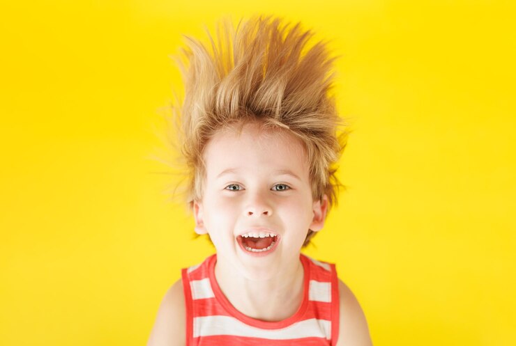 Foto criança feliz gritando contra fundo de papel amarelo garoto engraçado pendurado de cabeça para baixo férias de verão e conceito de viagem