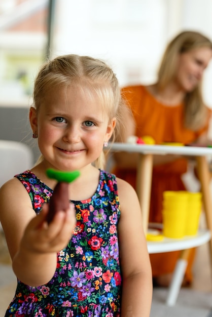 Criança feliz grupo de crianças se divertindo e brincando no jardim de infância com a professora