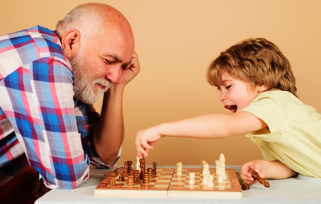 Jogar Xadrez Como Uma Maneira De Se Divertir Enquanto Fica Em Casa Com Sua  Família Imagem de Stock - Imagem de quarto, estratégia: 179099711