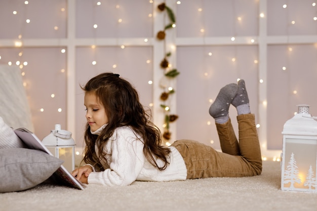 Criança feliz lendo um livro de conto de fadas