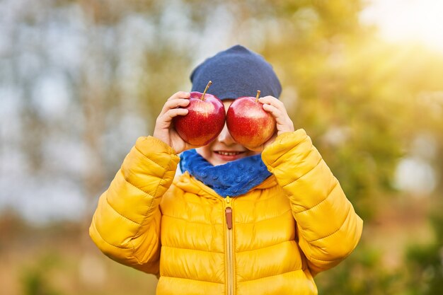 criança feliz menino brincando lá fora no outono