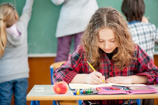 Criança feliz na escola