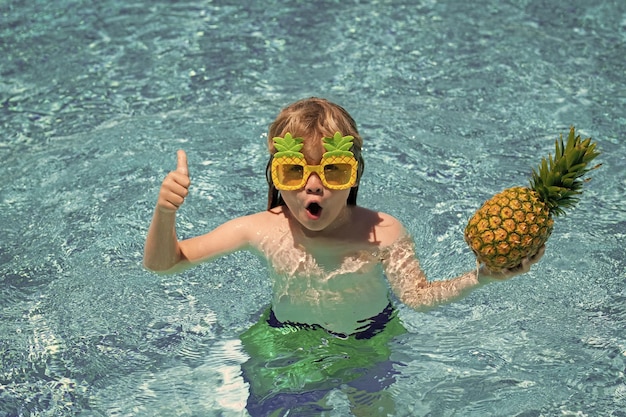 Criança feliz na piscina no dia de verão Brincadeira de criança no resort tropical Férias de verão