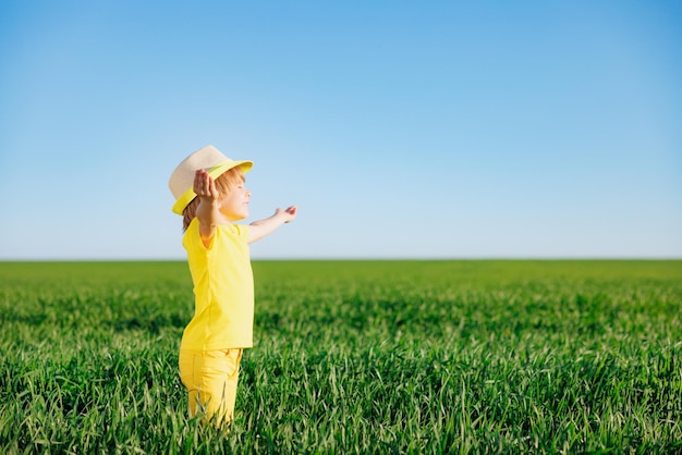 Criança feliz na primavera ao ar livre