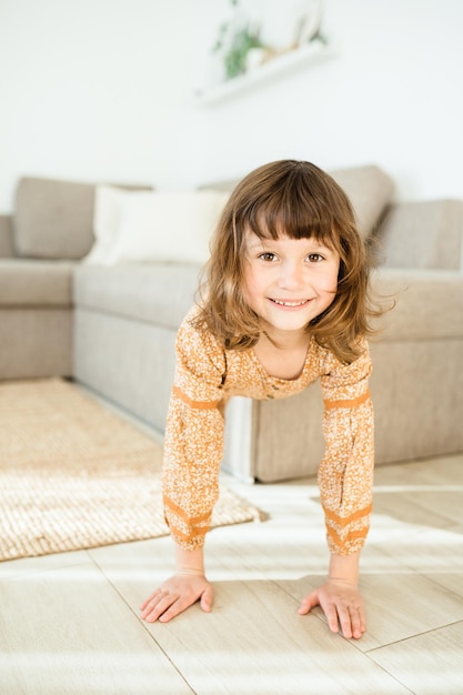 Criança feliz na sala de estar em casa