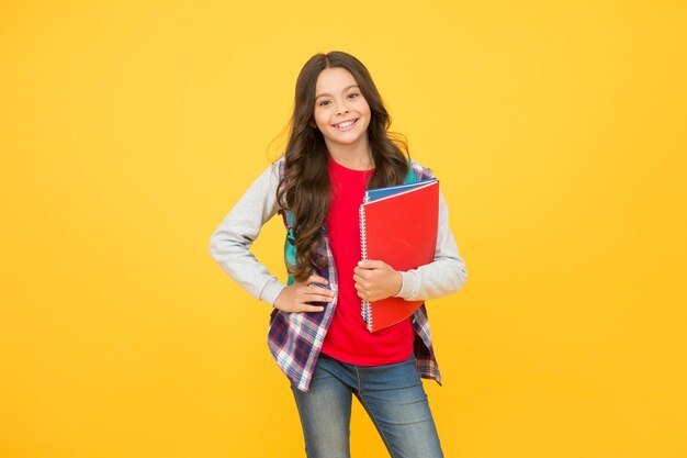 Criança feliz no estilo de moda casual segura livros escolares para aprender educação