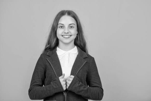 Criança feliz no fundo verde expressar emoções cópia espaço adolescente de volta ao dia do conhecimento da escola educação infantil garoto de uniforme 1 de setembro