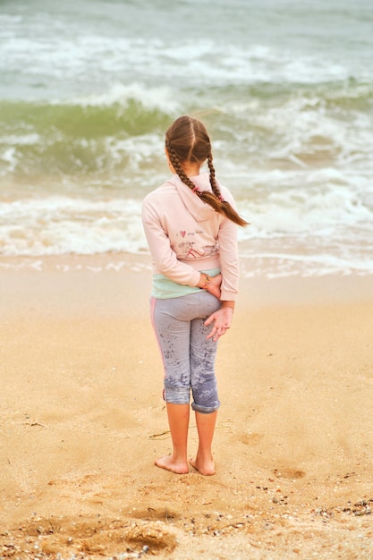 Criança feliz olhando para o mar