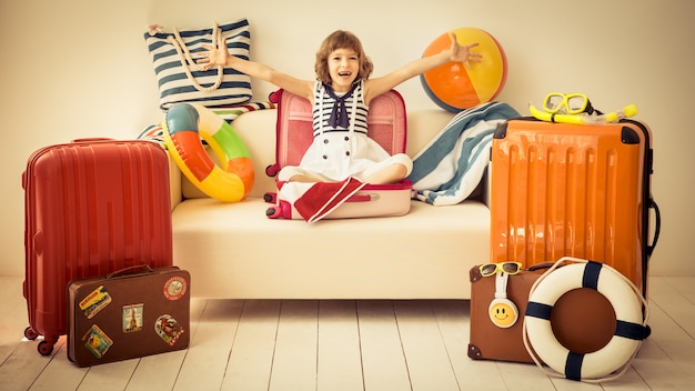 Criança feliz pronta para as férias de verão Criança se divertindo em casa