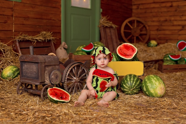 Criança feliz rodeada de melancias