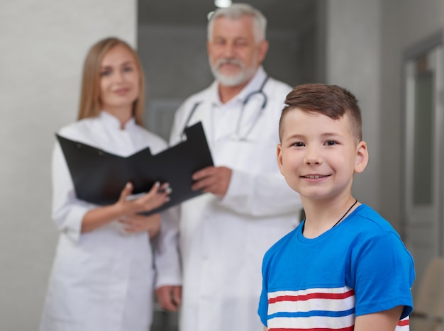 Criança feliz sorrindo após consulta com os médicos.