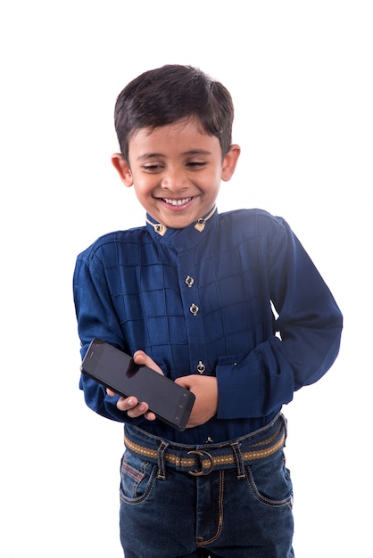 Criança feliz usando telefone celular em branco.