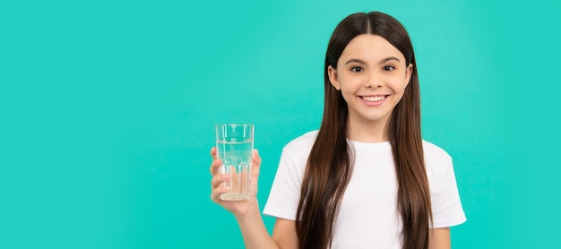 Criança feliz vai beber um copo de água para manter o equilíbrio de água diário equilíbrio de água Banner de menina criança com copo de água retrato de estúdio com espaço de cópia