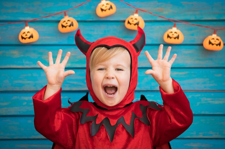 Foto criança feliz vestida com fantasia de halloween