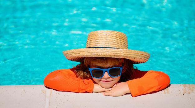 Criança férias de verão Criança na piscina verão