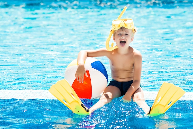 Criança fofa na piscina