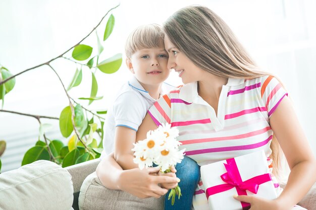 Criança fofa parabeniza sua mãe com o dia das mães