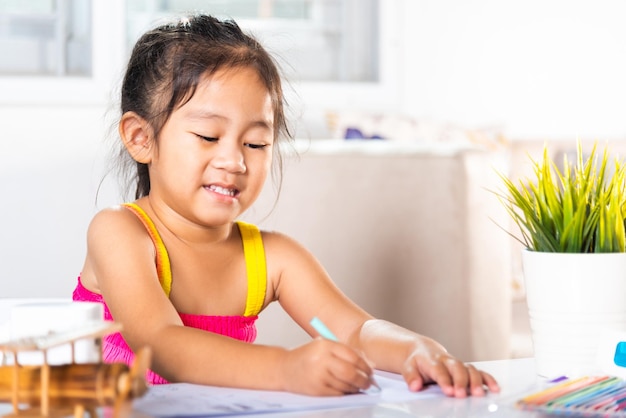 Criança garotinha desenhando em papel antes de pintar a cor