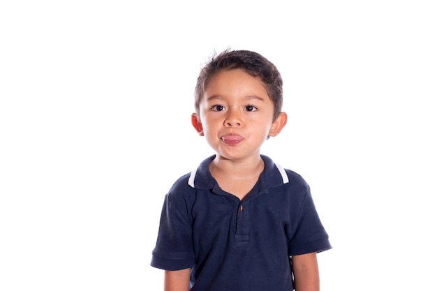 Criança gesticulando para câmera isolada em fundo branco Garoto latino fazendo caretas com a boca