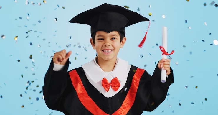 Foto criança graduada e celebração com confeti e dança feliz em estúdio em fundo azul para educação desenvolvimento de criança e sucesso com expressão animada diploma ou certificado de conquista