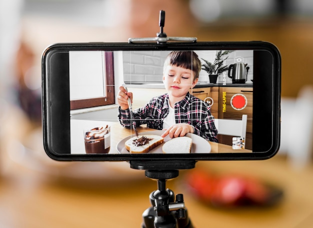 Foto criança gravando-se com telefone