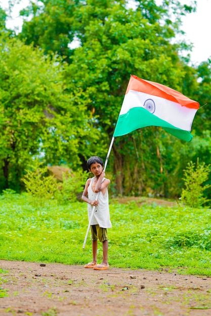 Criança indiana comemorando o Dia da Independência ou da República da Índia