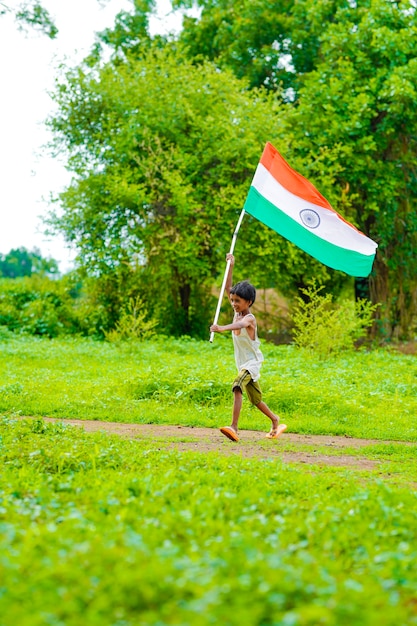 Criança indiana comemorando o Dia da Independência ou da República da Índia
