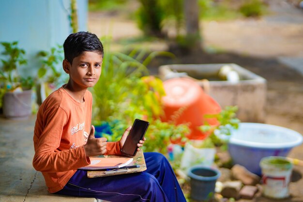 Criança indiana participando de palestra online