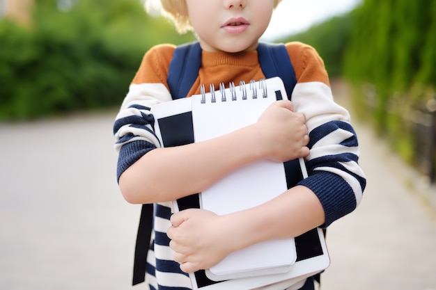 Foto criança indo para a escola depois do intervalo