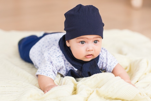 Foto criança, infância e conceito infantil - close-up de um menino feliz em casa.