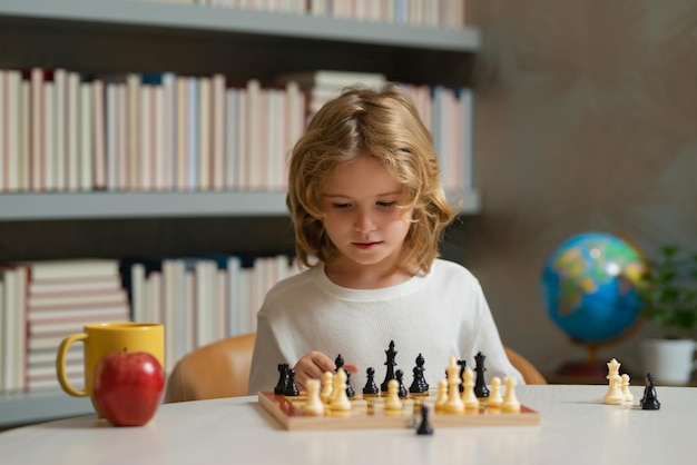 Criança inteligente, concentrada e pensante jogando xadrez