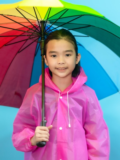 Criança inteligente e curiosa, crianças fecham fotos de pessoas fofas e alegres, segurando guarda-chuva