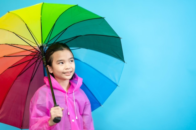 Criança inteligente e curiosa, crianças fecham fotos de pessoas fofas e alegres, segurando guarda-chuva