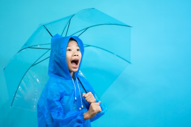 Criança inteligente e curiosa, crianças fecham fotos de pessoas fofas e alegres, segurando guarda-chuva