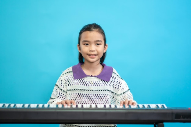 Criança inteligente e curiosa, crianças fecham fotos de pessoas fofas e alegres, tocando piano ao som da música