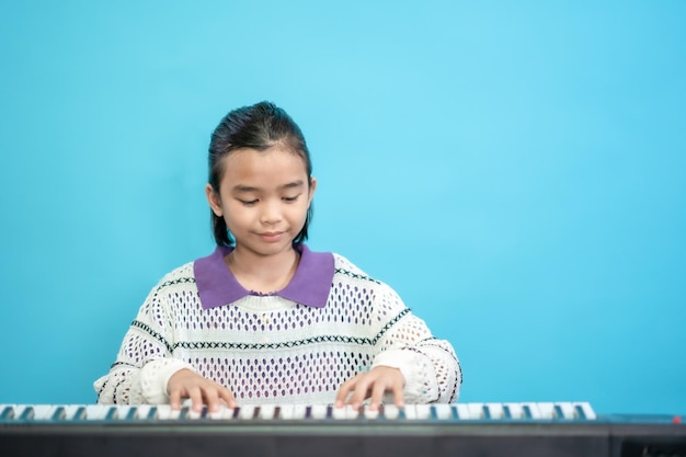 Criança inteligente e curiosa, crianças fecham fotos de pessoas fofas e alegres, tocando piano ao som da música