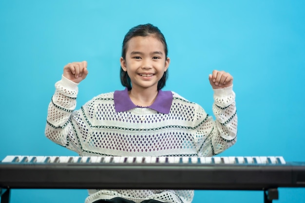 Criança inteligente e curiosa, crianças fecham fotos de pessoas fofas e alegres, tocando piano ao som da música