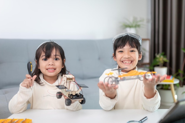 Criança inventiva construindo carros-robôs em casa