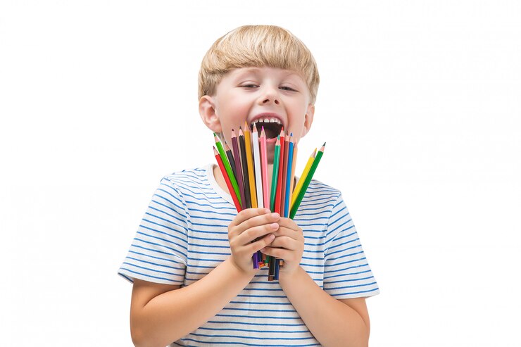 Criança isolada com lápis. Criança adorável em fundo branco. Retrato de menino loiro engraçado com lápis coloridos.