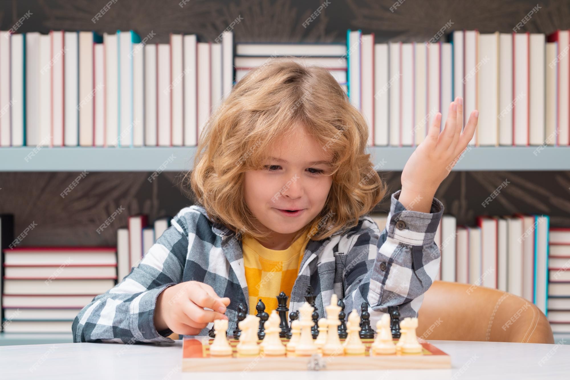 Crianças jogando xadrez no jardim de infância ou na escola primária. jogo  de xadrez infantil.