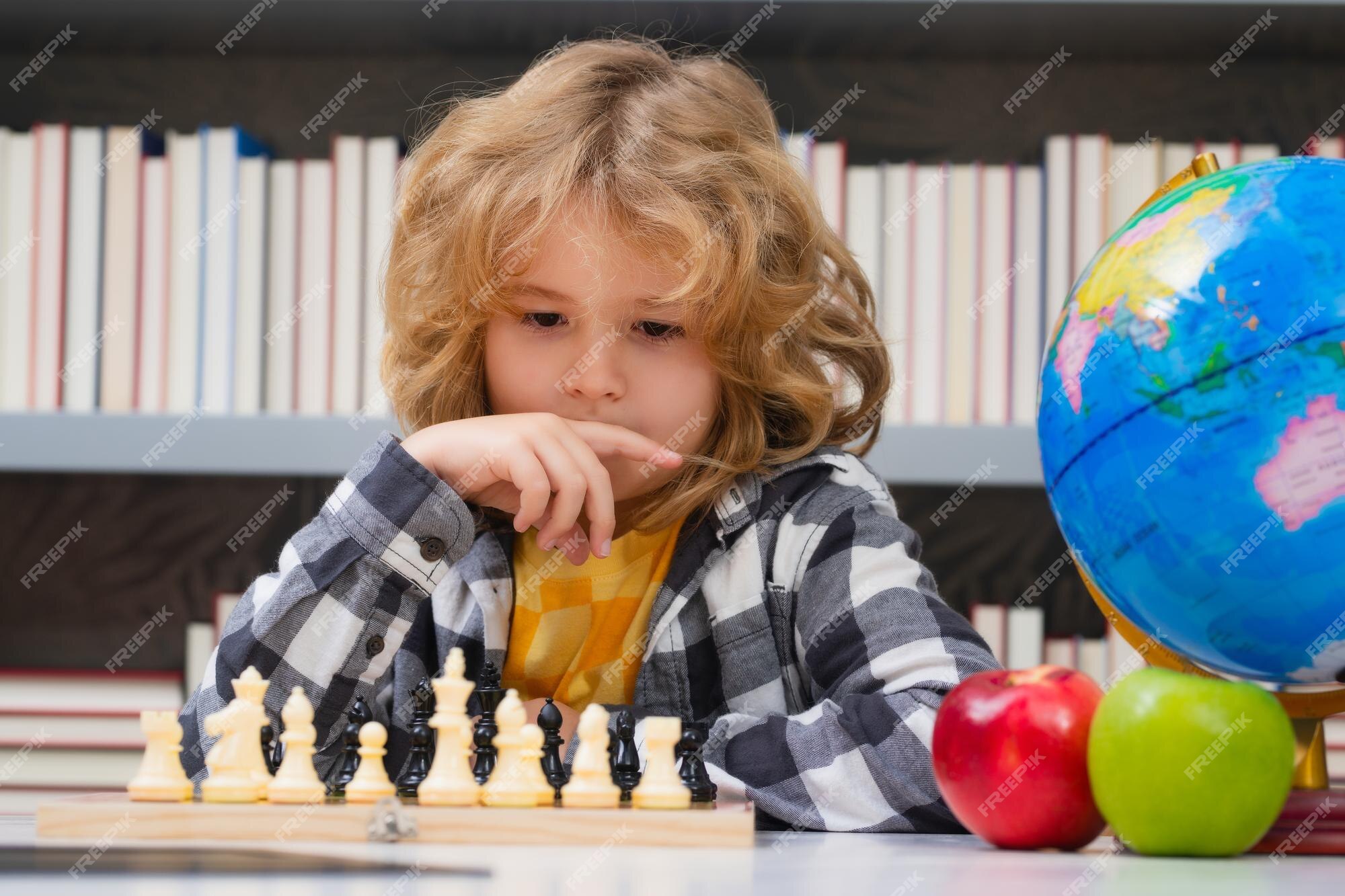 Criança Jogar Xadrez Na Sala De Aula Na Escola. Criança Inteligente  Pensando Em Xadrez. Retrato De Criança Inteligente Com Tabuleiro De Xadrez.  Menino Jogar Xadrez. Foto Royalty Free, Gravuras, Imagens e Banco