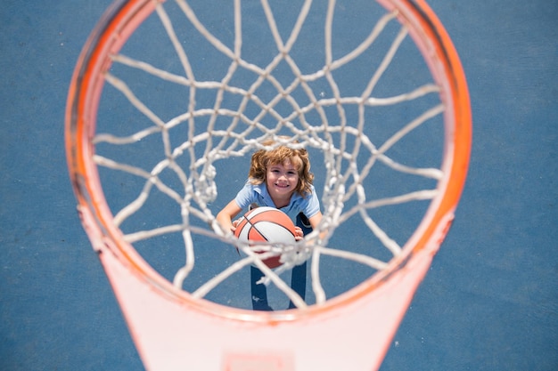 Criança jogando basquete Estilo de vida saudável para crianças Atividade esportiva para crianças