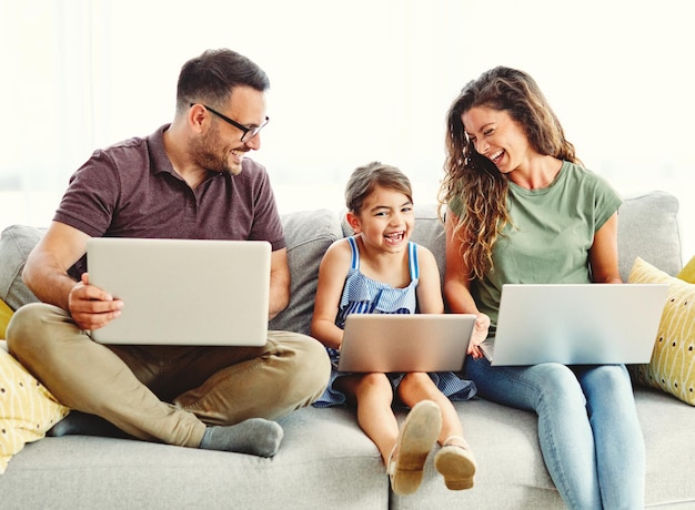 Criança laptop família computador mulher mãe pai feliz casa homem tecnologia filha juntos internet