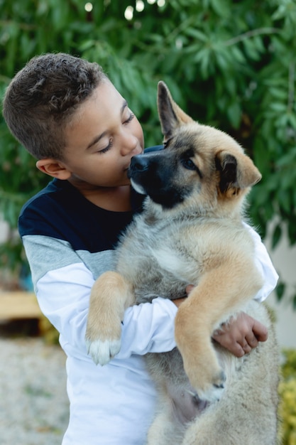 Foto criança latina, com, seu, cão