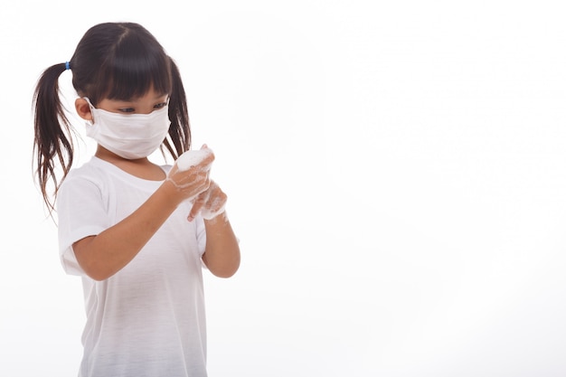 Criança lavando as mãos e mostrando as palmas das mãos com sabão