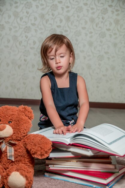 Criança lê história de brinquedo